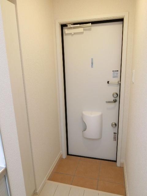 ホワイトローズⅢ（105） 玄関