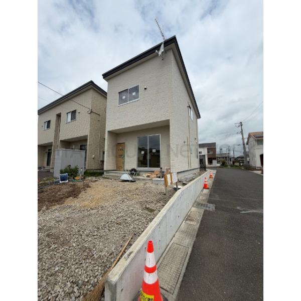 建物前駐車場