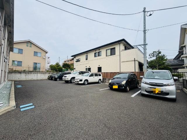 クリスタル（101） 駐車場