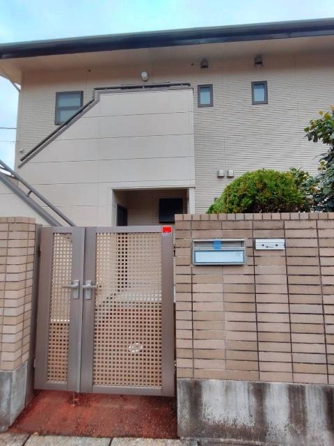桜ケ丘7丁目辻本貸家（2F） エントランス