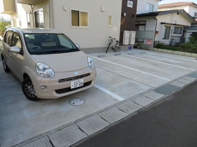ディアコート鷹乃杜（102） 駐車場