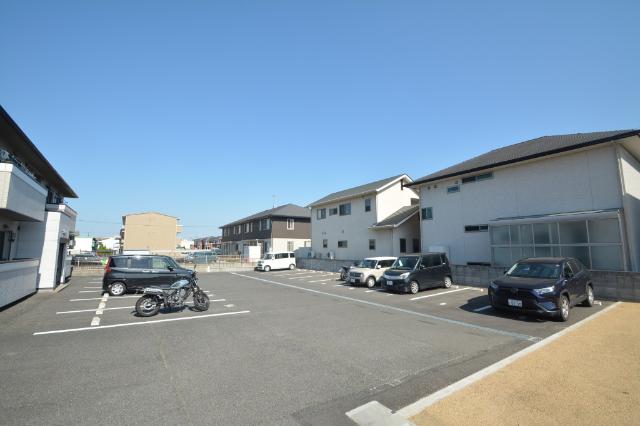 ファミール宮川E棟（202） 駐車場