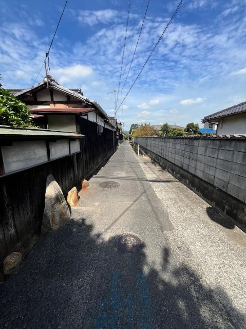 東道路　南側から北側へ撮影（幅員2.4ｍ、セットバック要）