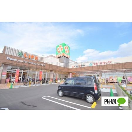 ライフ安田諸口店：577m