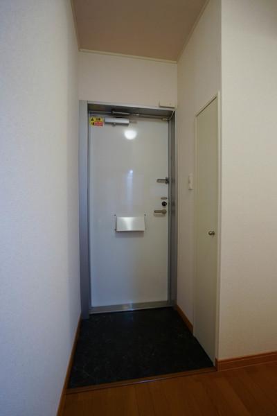 レオパレスバロン 玄関