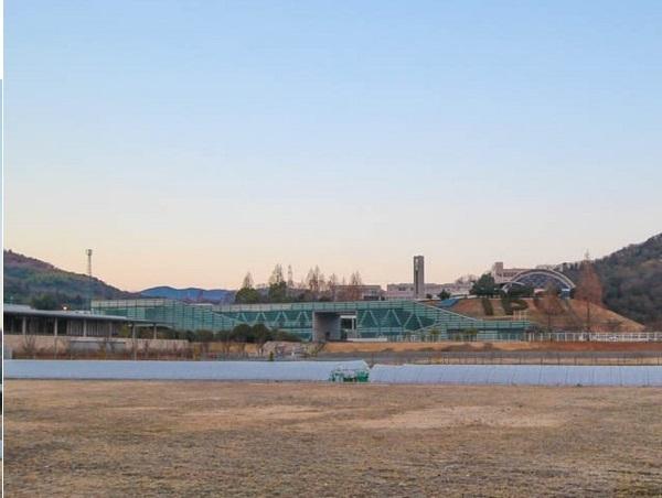 環太平洋大学附属図書館：5096m