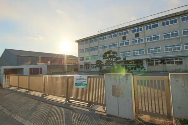 岡山市立幡多小学校：1077m