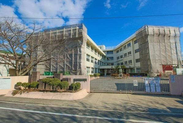 岡山市立旭竜小学校：923m