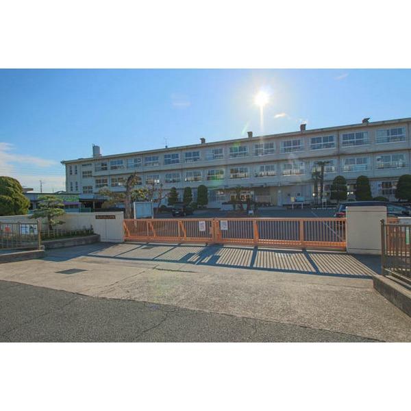 岡山市立富山小学校：897m