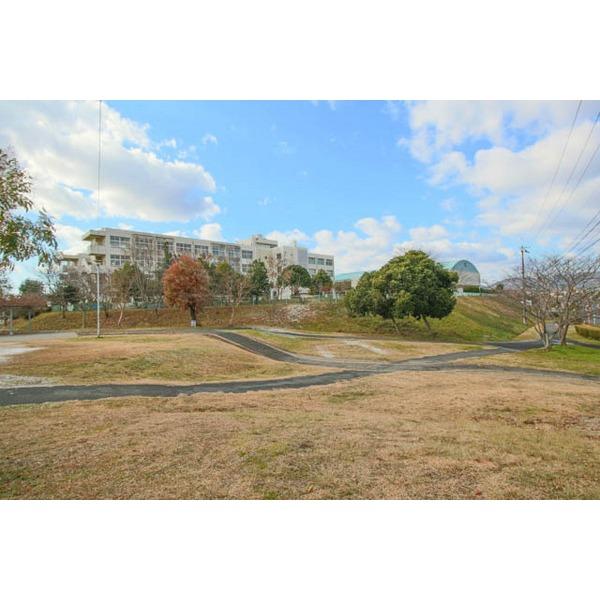 赤磐市立山陽東小学校：861m