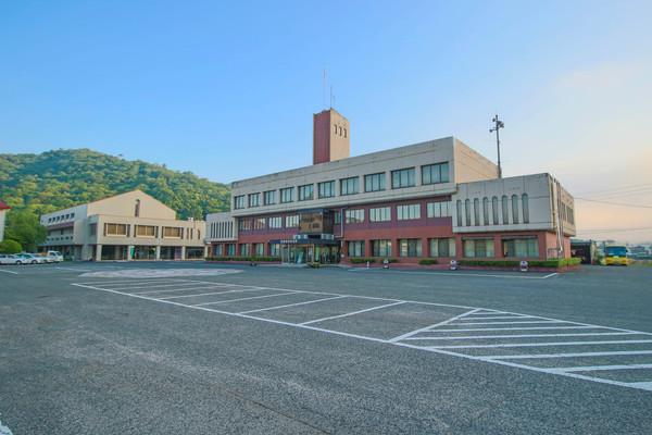 赤磐市役所吉井支所：818m