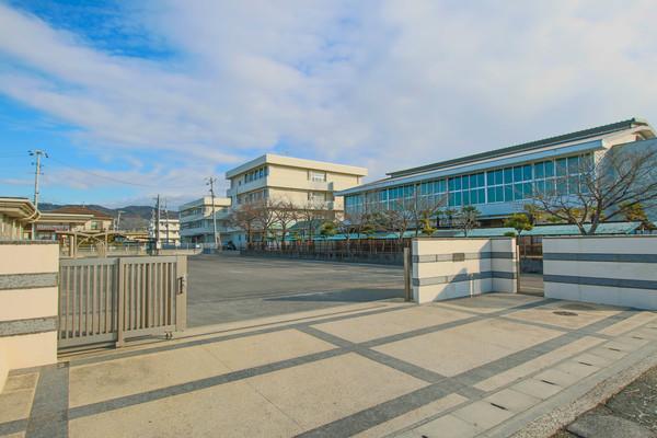 岡山市立竜操中学校：869m