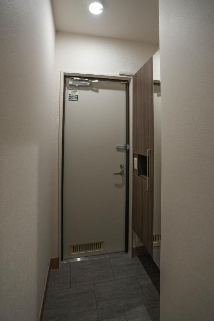 ホワイエ国富 玄関