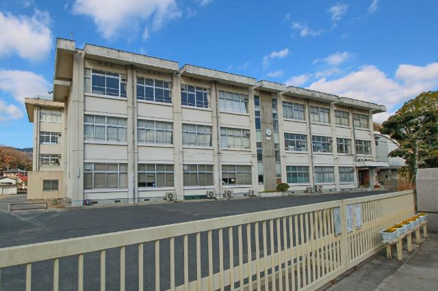 岡山市立牧石小学校：476m
