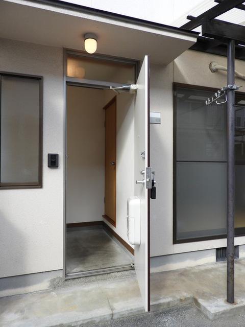 ファミーユロータス（102） 玄関