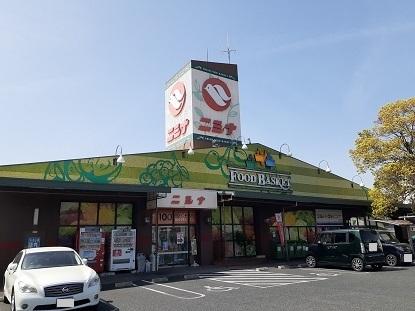 ニシナ三門店：800m