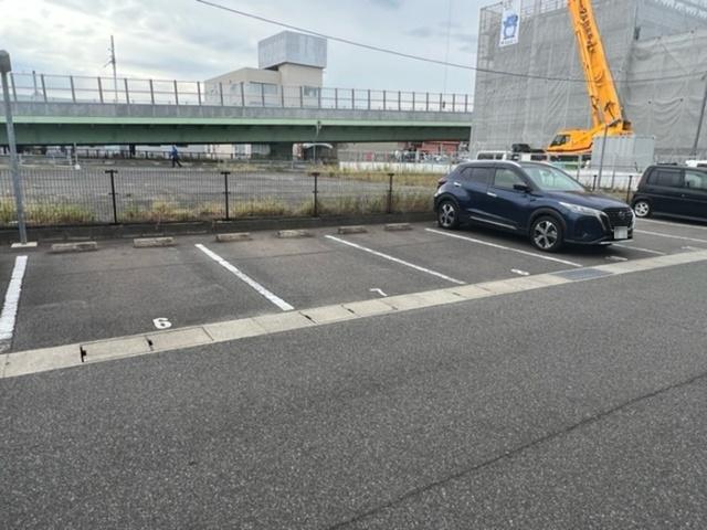メゾン　エミグラント　A棟（A105） 駐車場