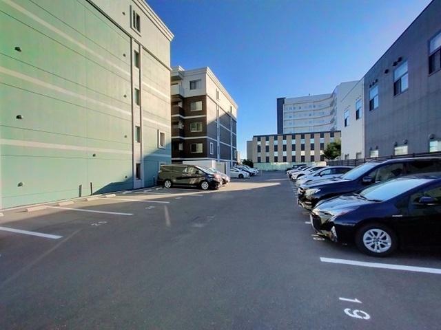 Ｓｈａｌｌｏｗ　Ｇａｒｄｅｎ　A棟（503） 駐車場