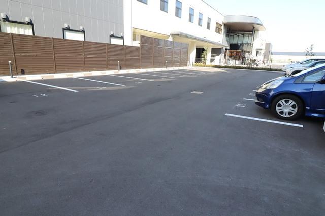 Ｓｈａｌｌｏｗ　Ｇａｒｄｅｎ　A棟（503） 駐車場
