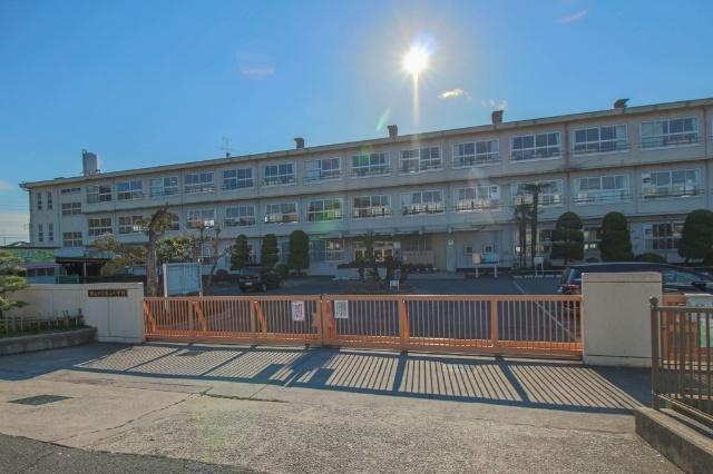 岡山市立富山小学校：77m