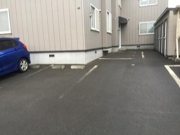 札幌市厚別区厚別西二条アパート 駐車場