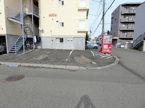 札幌市厚別区厚別中央四条アパート 駐車場