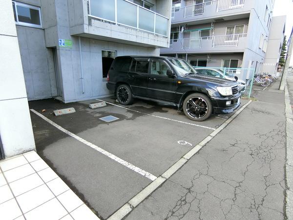 ブランノワール厚別中央 駐車場