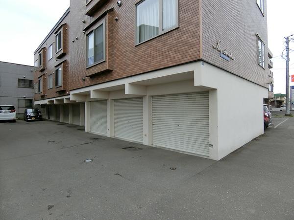 札幌市厚別区厚別西二条アパート 駐車場