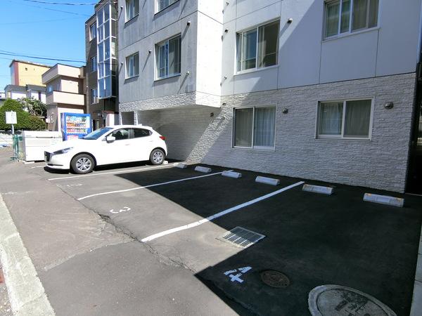 ROCCO 駐車場