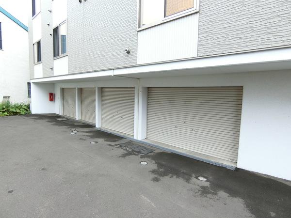 メゾンMT平岡 駐車場