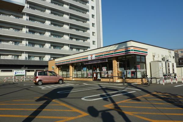 セブンイレブン札幌厚別中央1条店：370m