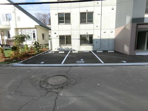 北広島市共栄町マンション 駐車場