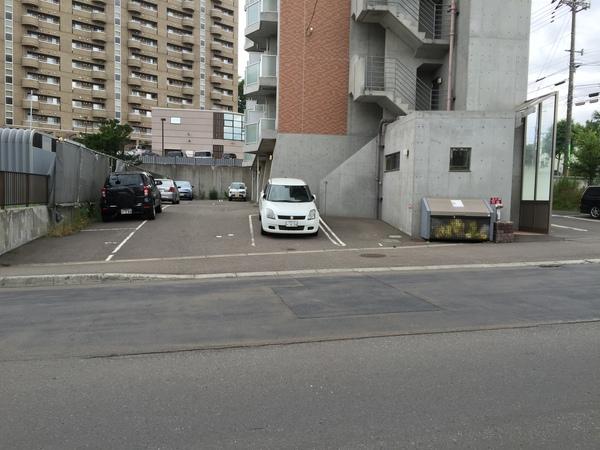 feuilles vertes AJ 駐車場