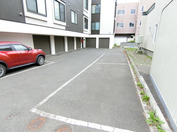 札幌市厚別区厚別西三条アパート 駐車場