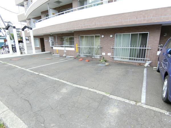 ラークヒルズマンション 駐車場