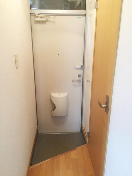 札幌市厚別区厚別西四条アパート 玄関