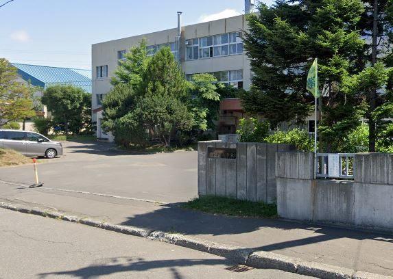 札幌市立北野中学校：791m