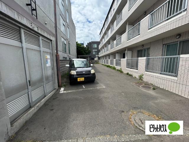 札幌市東区北十八条東マンション 駐車場