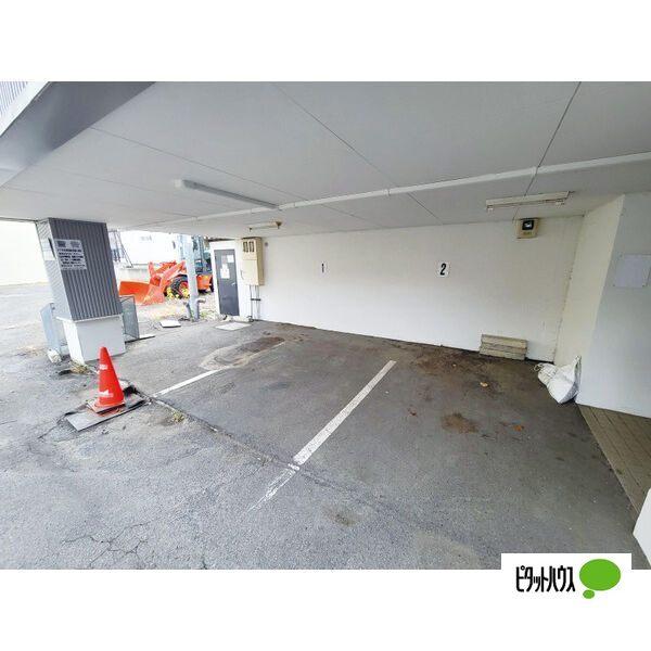札幌市豊平区平岸三条アパート 駐車場