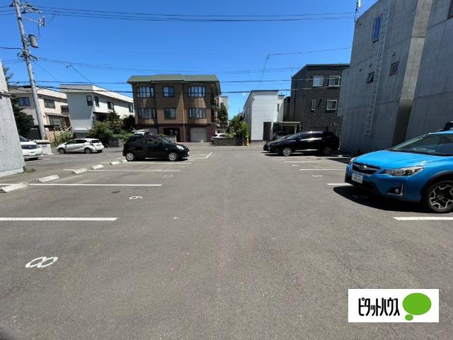 メニーズコート発寒中央 駐車場