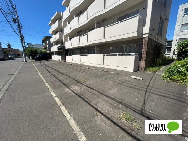 札幌市西区八軒二条東マンション 駐車場