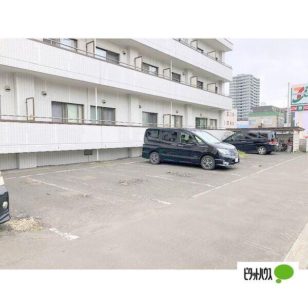 札幌市東区北十一条東マンション 駐車場