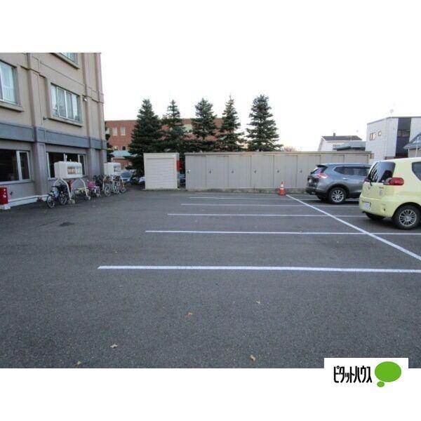 ブールヴァール平岡 駐車場