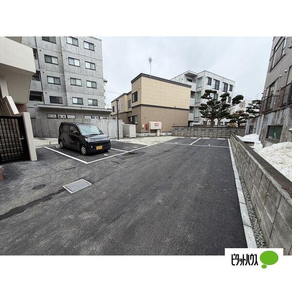 札幌市北区麻生町マンション 駐車場