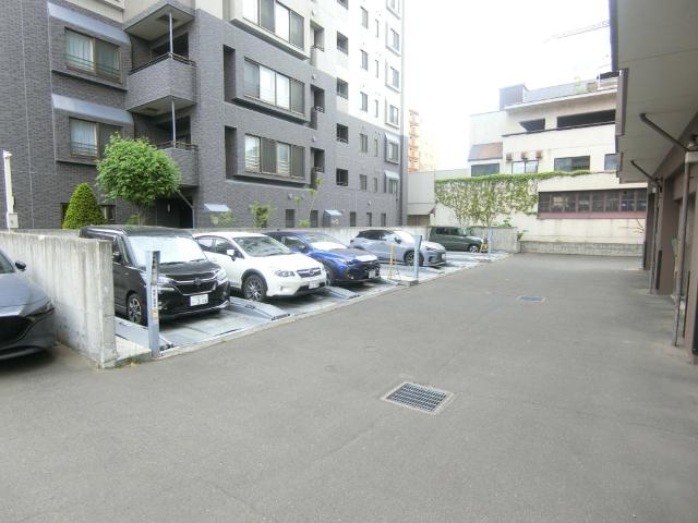 札幌市中央区北六条西マンション 駐車場