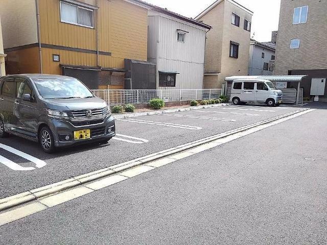 リヴェール（201） 駐車場