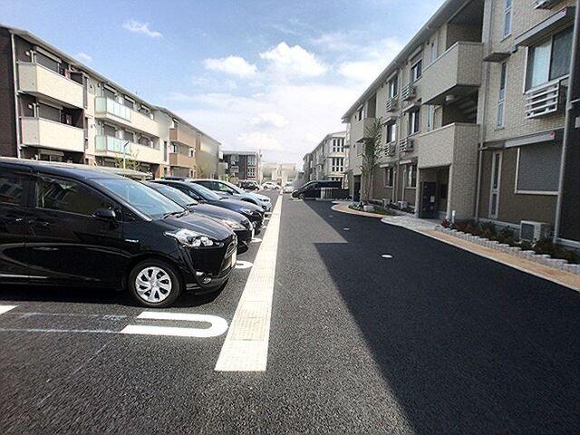 ﾛｲｼﾞｪﾝﾄﾊﾟｰｸｽ ﾚｲｸﾀｳﾝ Ⅲ　Ｏ（107） 駐車場