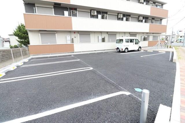 ルピナス（105） 駐車場