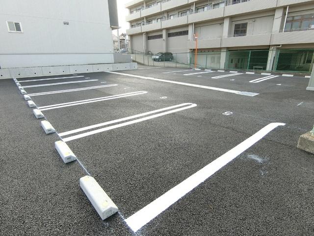 Ｄ−ＲＯＯＭ　トピア国見（201） 駐車場