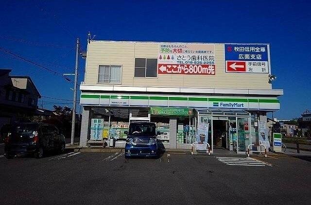 ファミリーマート中央インター店：483m
